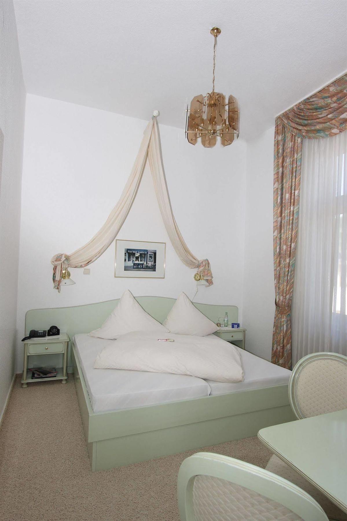 Hotel Garni Haus Hindenburg Кёнигсвинтер Экстерьер фото